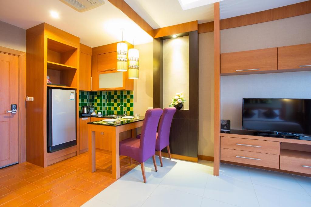Kuchyň nebo kuchyňský kout v ubytování Romantic Khon Kaen Hotel