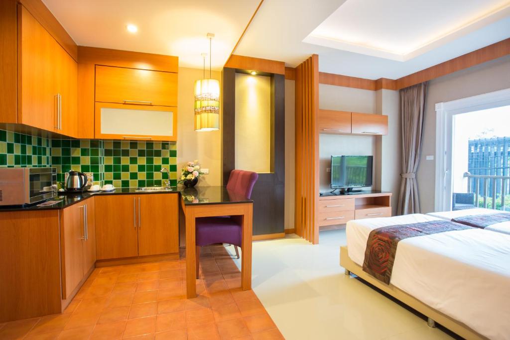 Postel nebo postele na pokoji v ubytování Romantic Khon Kaen Hotel