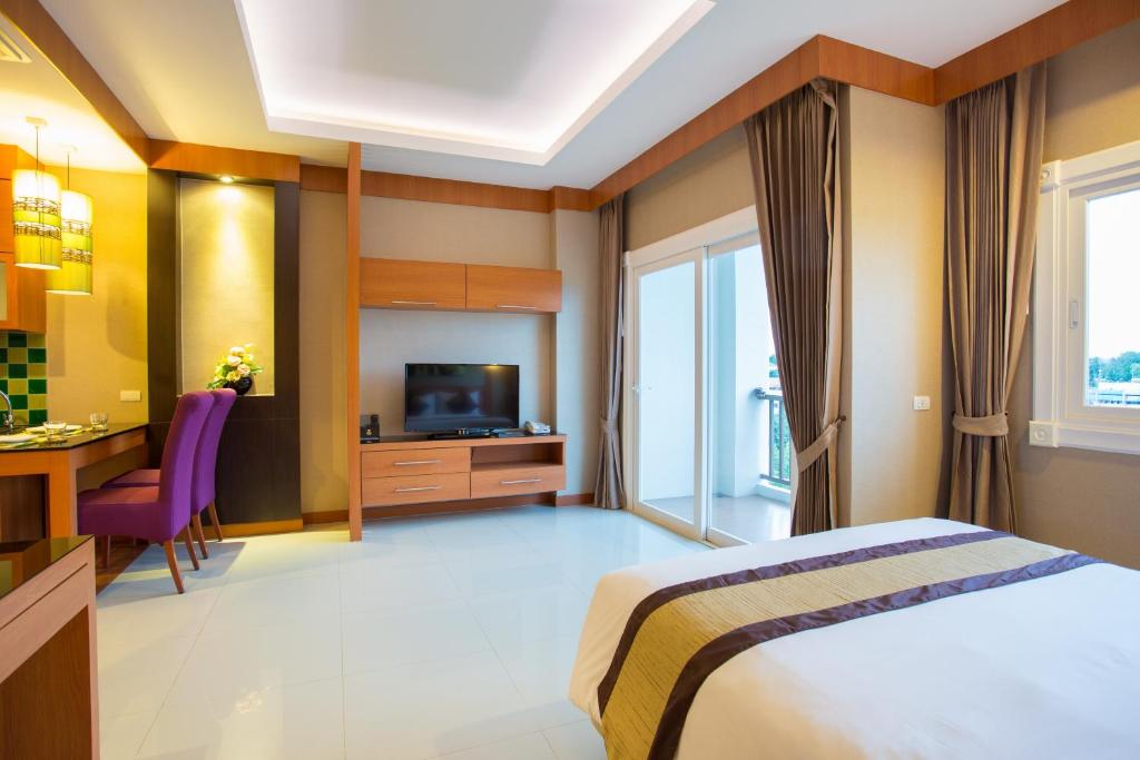 TV a/nebo společenská místnost v ubytování Romantic Khon Kaen Hotel