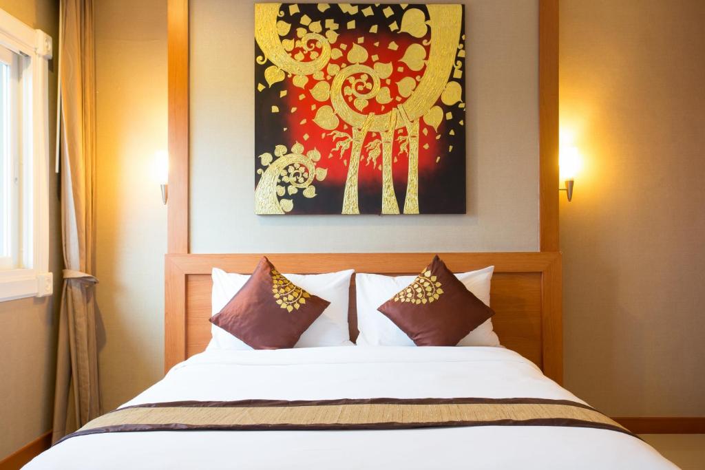 Postel nebo postele na pokoji v ubytování Romantic Khon Kaen Hotel