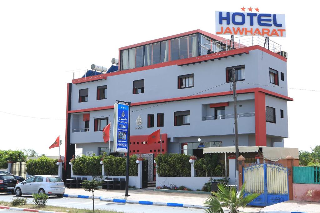 ein Hotel-Jaipur-Gebäude mit einem Schild darauf in der Unterkunft Hôtel Jawharat El Jadida in El Jadida