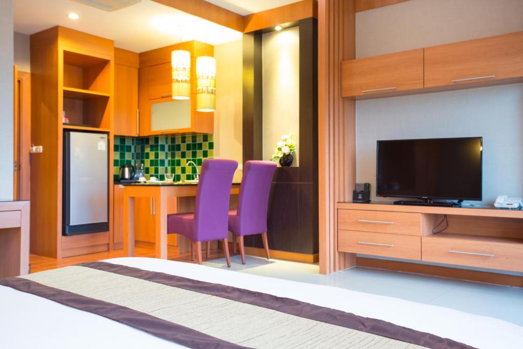 TV a/nebo společenská místnost v ubytování Romantic Khon Kaen Hotel
