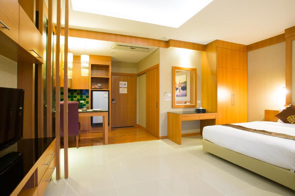 Postel nebo postele na pokoji v ubytování Romantic Khon Kaen Hotel