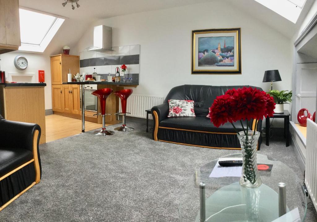ein Wohnzimmer mit einem Sofa und einem Tisch in der Unterkunft Tranquility in Longford