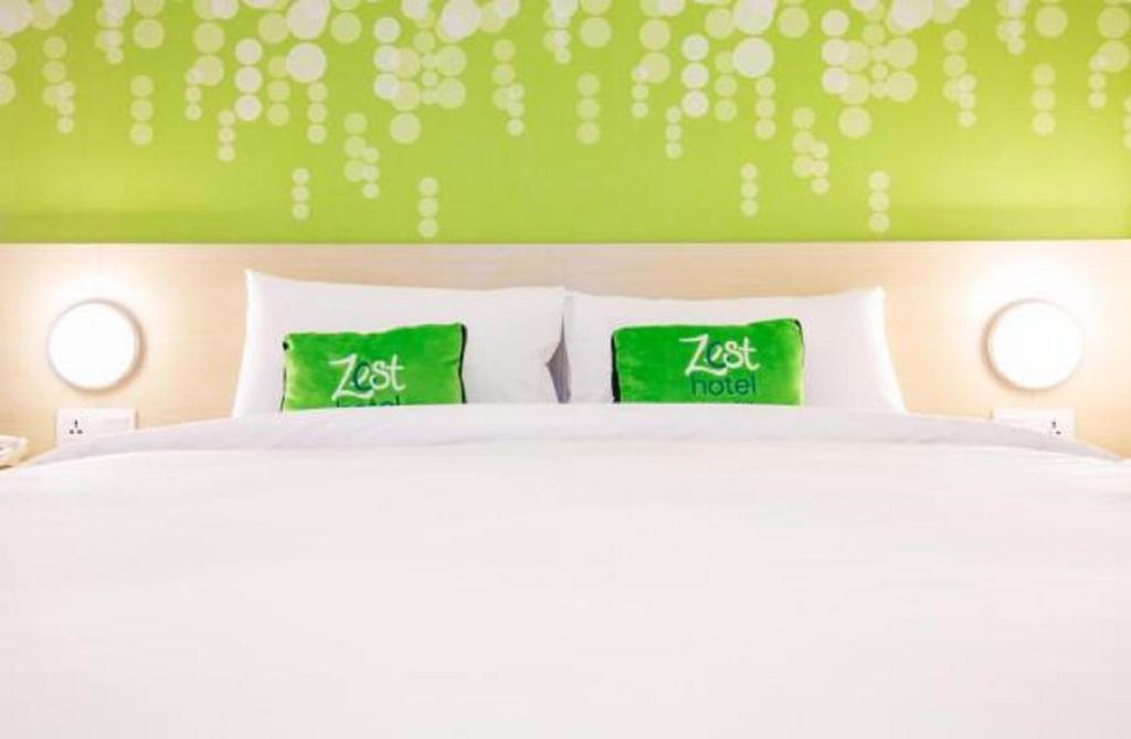 Postel nebo postele na pokoji v ubytování Zest Legian by Swiss-Belhotel International
