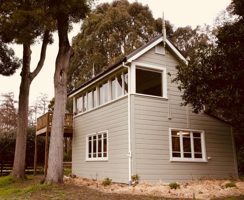uma casa com uma janela do lado dela em The Signal Box em Whanganui