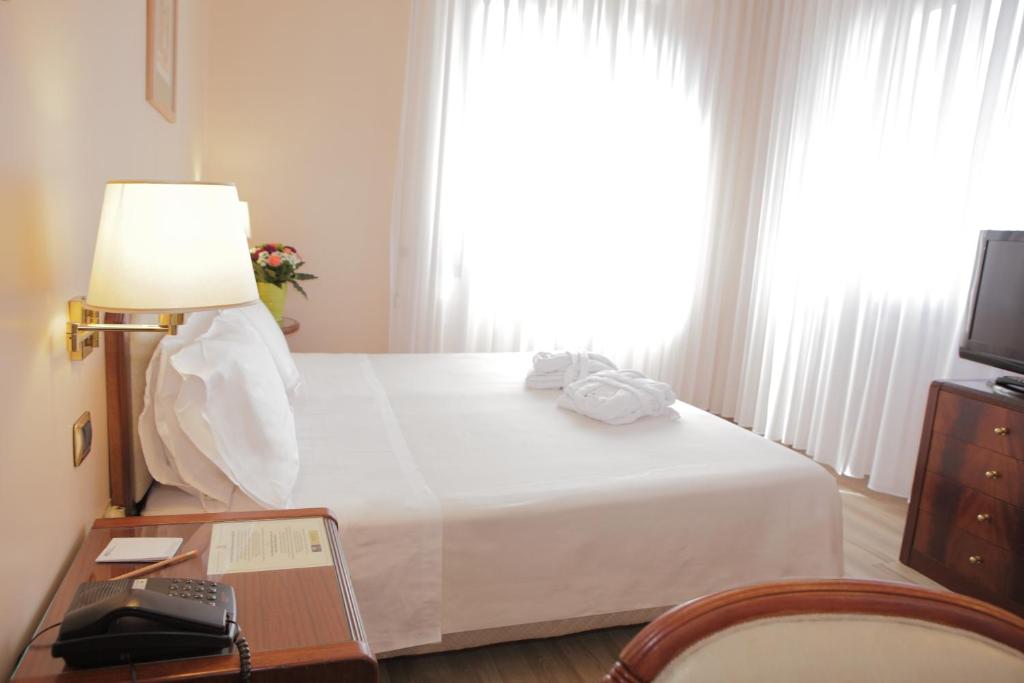 Postel nebo postele na pokoji v ubytování Hotel Bristol