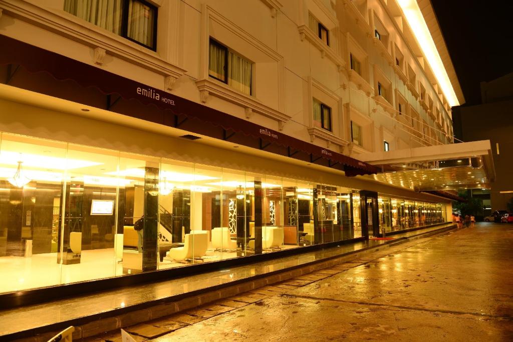 una tienda frente a un edificio por la noche en Emilia Hotel by Amazing, en Palembang