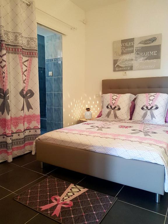 une chambre avec un lit et une douche en verre dans l'établissement Bandol Appartement Terrasse, à Bandol