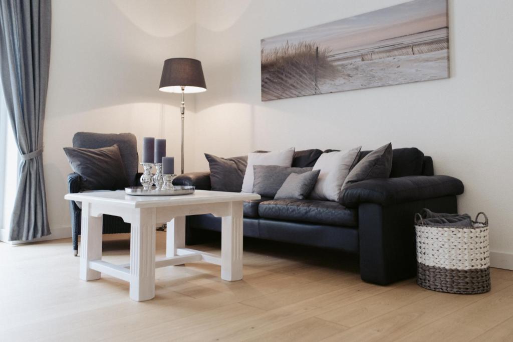 ein Wohnzimmer mit Sofa und Tisch in der Unterkunft Anker Mal Husum Stadt in Husum