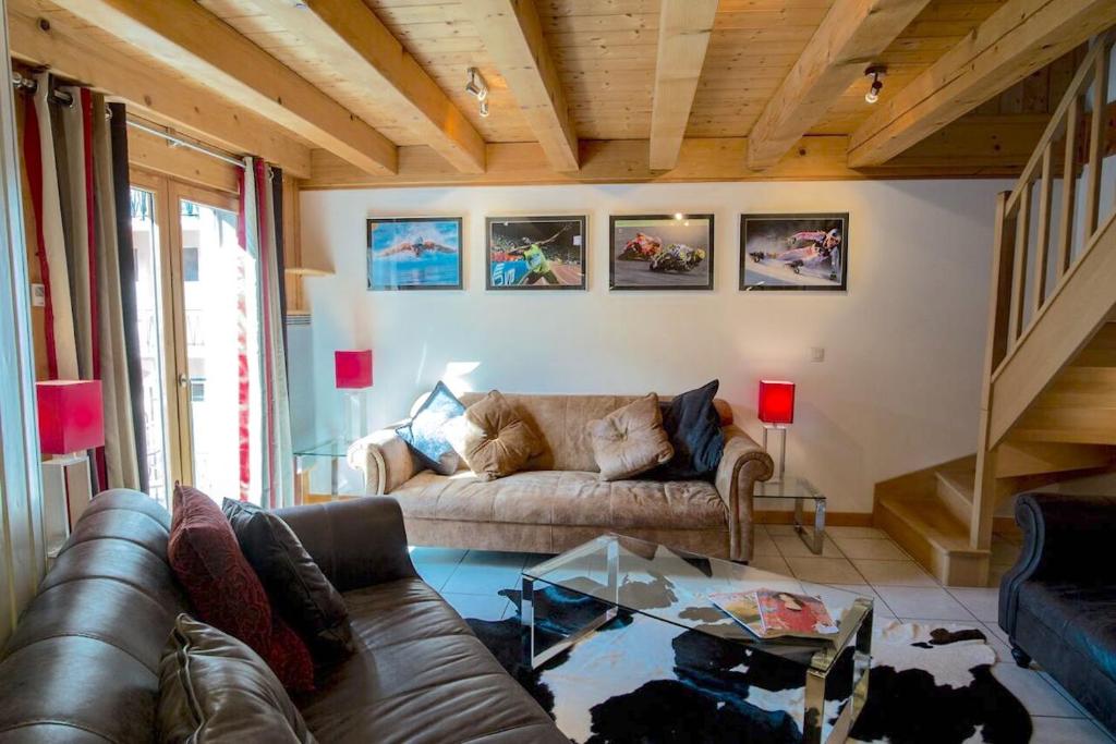 uma sala de estar com um sofá e uma mesa em Morgane Apartment em Chamonix-Mont-Blanc