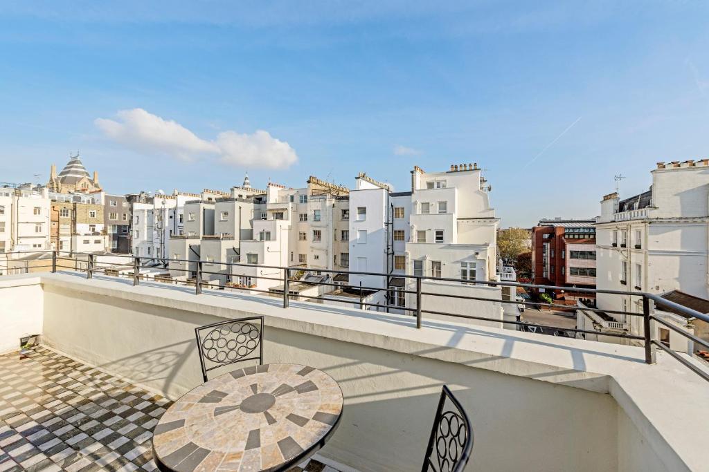 130 Queen's Gate Apartments - Executive Three Bedroom Apartment With Balcony
