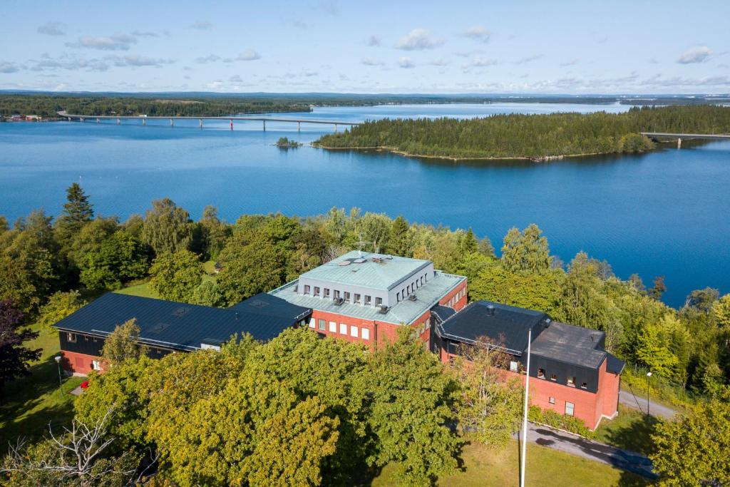 Ett flygfoto av Västerbacken Hotell & Konferens