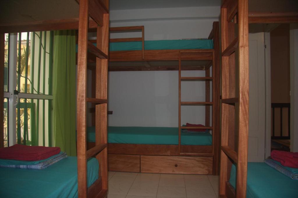 Postel nebo postele na pokoji v ubytování Surf House Hostel