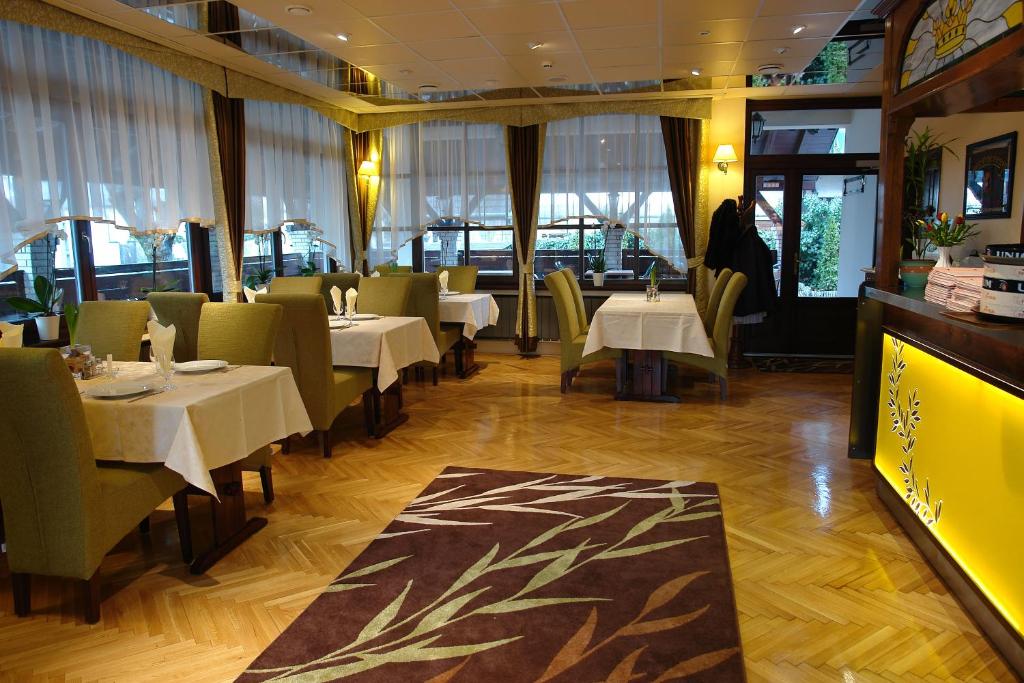 Restaurace v ubytování Korona Pension and Restaurant