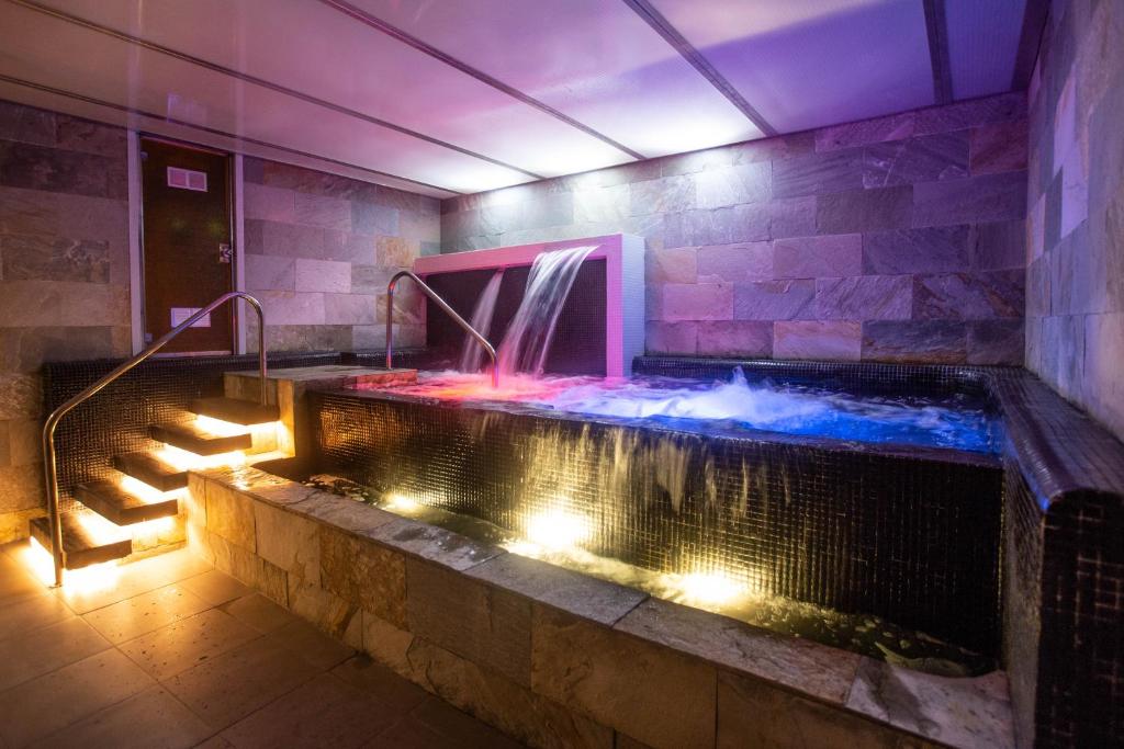 Bazén v ubytování Soho Boutique Capuchinos & Spa nebo v jeho okolí