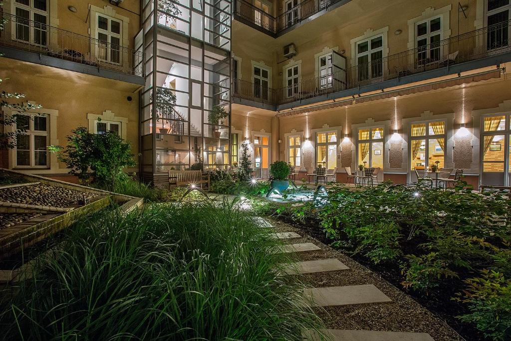 Zahrada ubytování Mamaison Residence Izabella Budapest