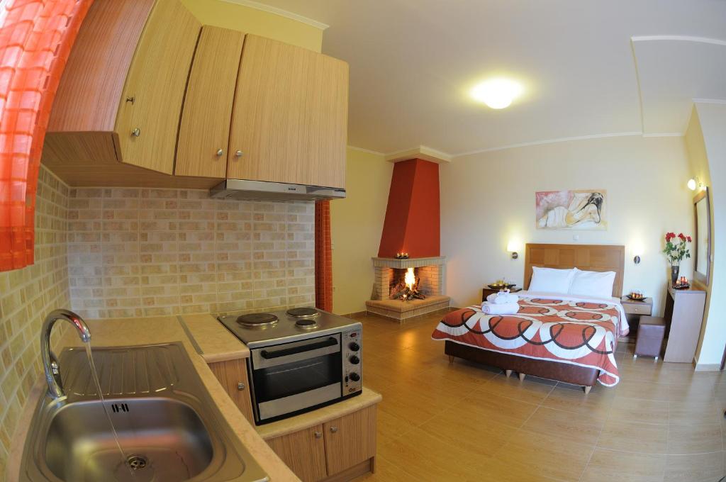 Kuchyň nebo kuchyňský kout v ubytování Faros Luxury Suites
