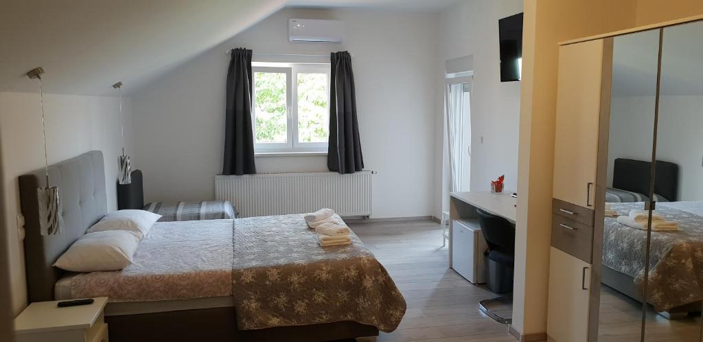 KE-TO Zagreb Airport Rooms - 10