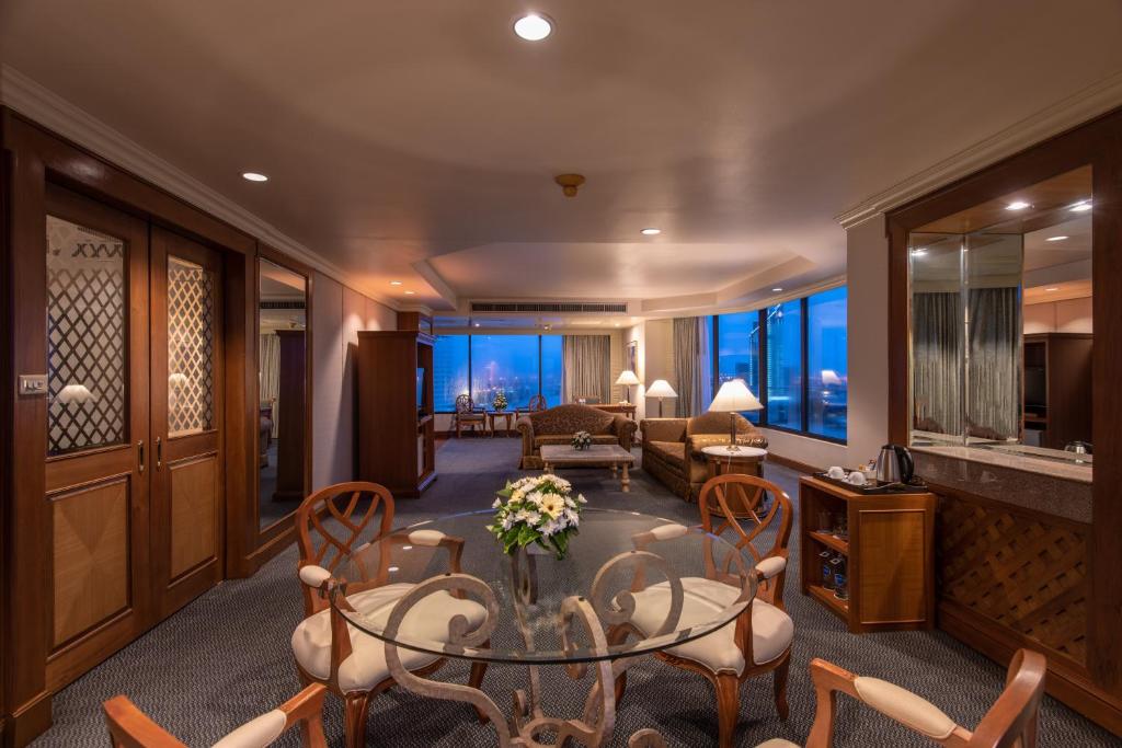 Posezení v ubytování Montien Riverside Hotel Bangkok