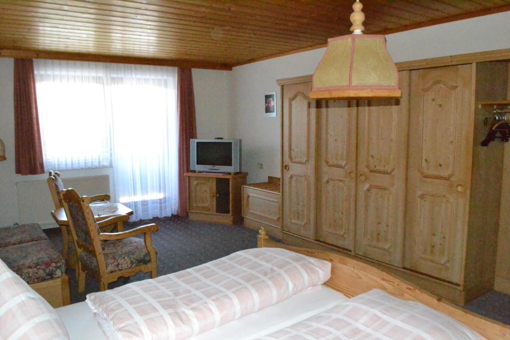 Televízia a/alebo spoločenská miestnosť v ubytovaní Innviertler Berggasthof