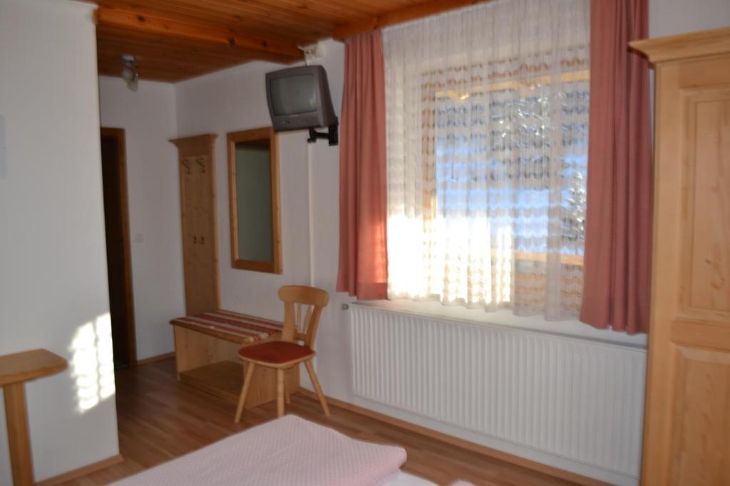 Televízia a/alebo spoločenská miestnosť v ubytovaní Innviertler Berggasthof