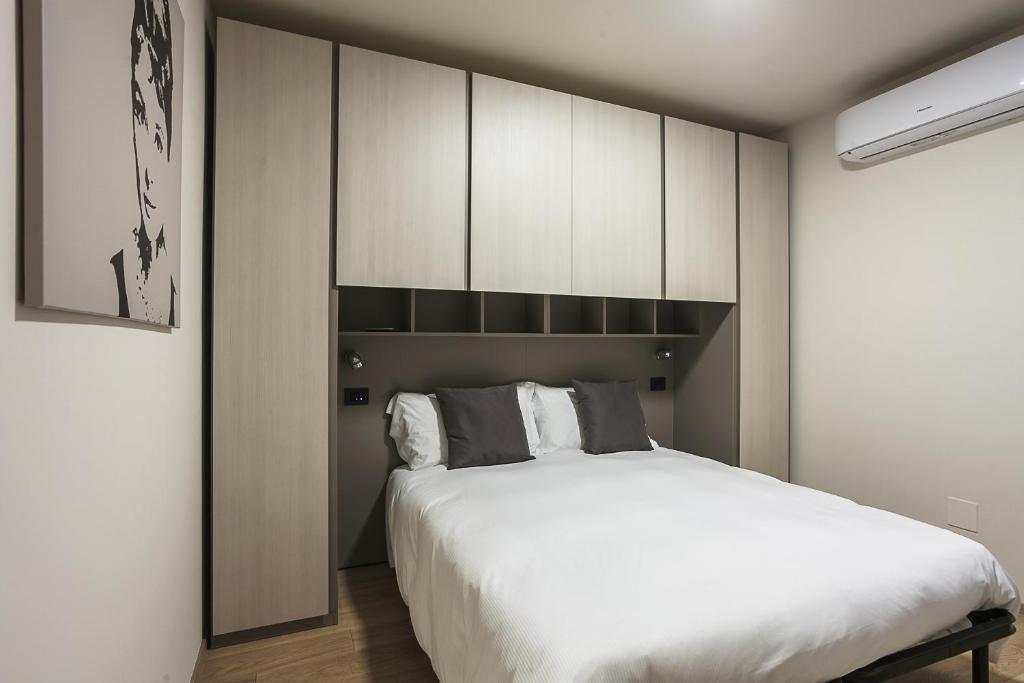 Łóżko lub łóżka w pokoju w obiekcie Residence Rizzoli-Suites Apartments