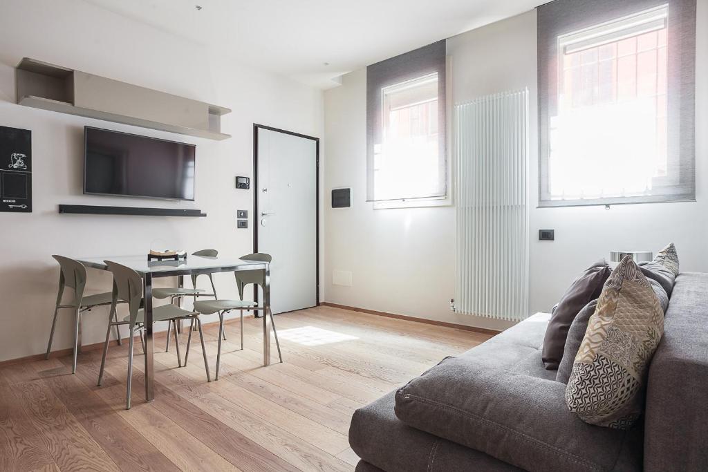 Telewizja i/lub zestaw kina domowego w obiekcie Residence Rizzoli-Suites Apartments