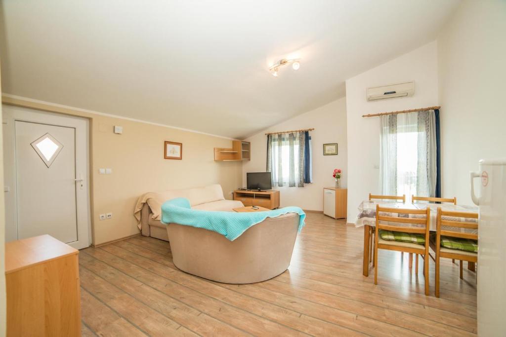 Telewizja i/lub zestaw kina domowego w obiekcie Apartments Đurđa