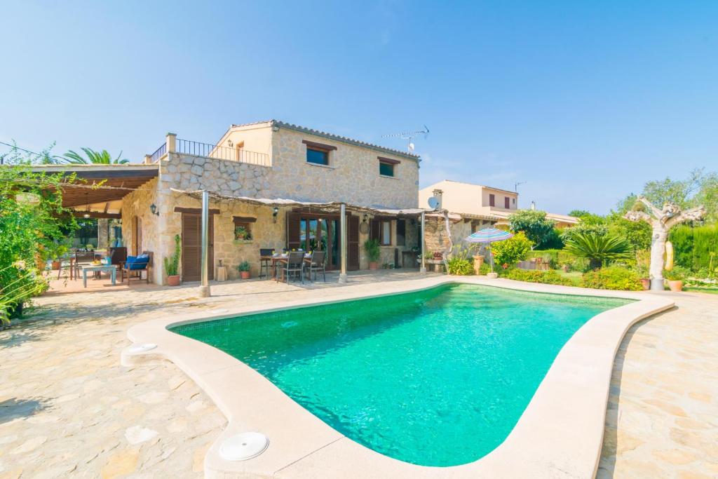 uma imagem de uma villa com piscina em Can Boqueta em Inca