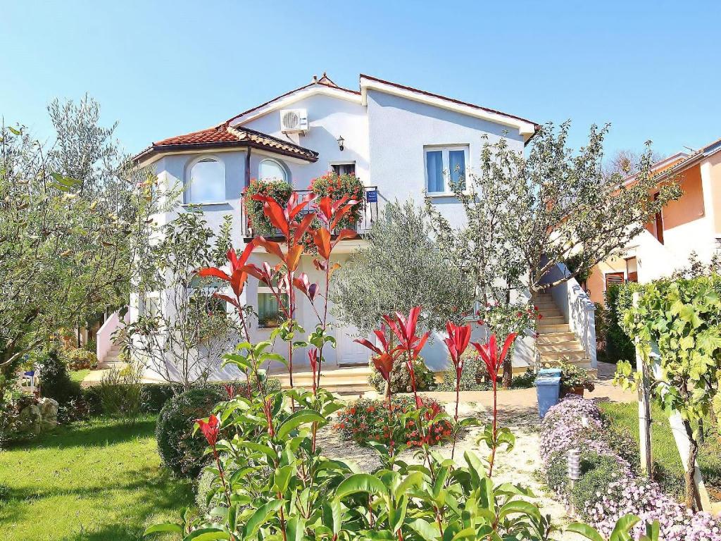 a house with a garden in front of it at Apartments Đurđa in Fažana