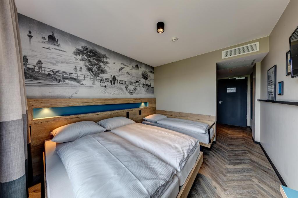 Schulz Hotel Berlin Wall at the East Side Gallery - 16