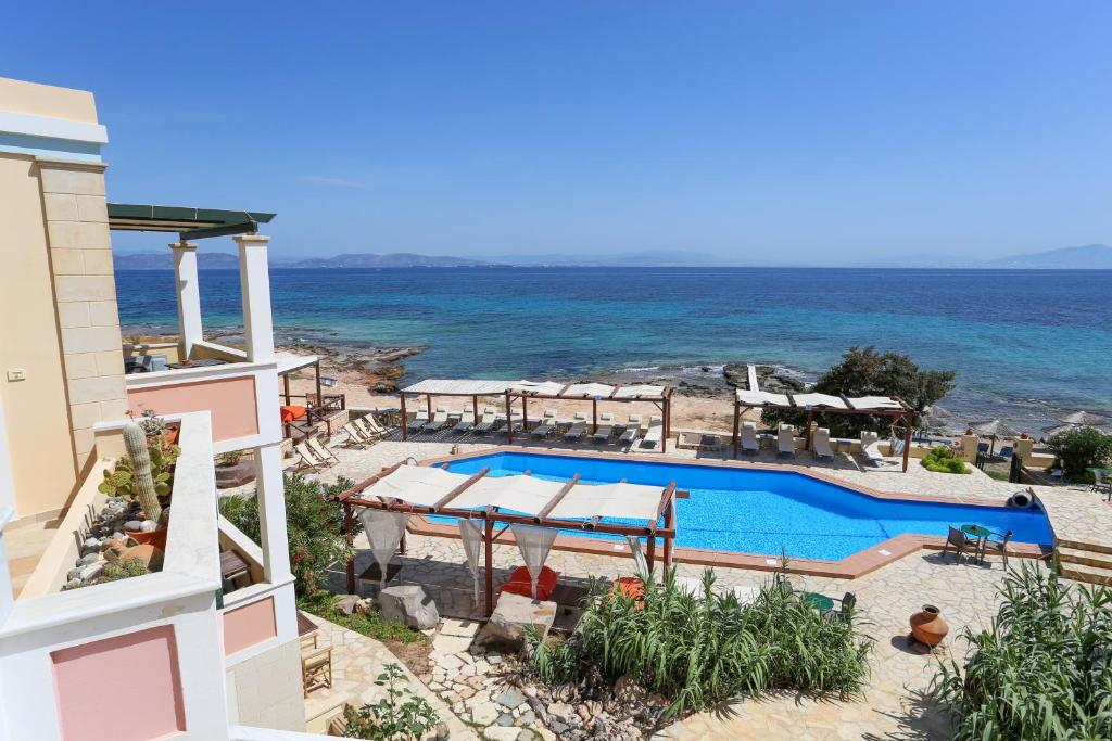 The swimming pool at or close to Irides
