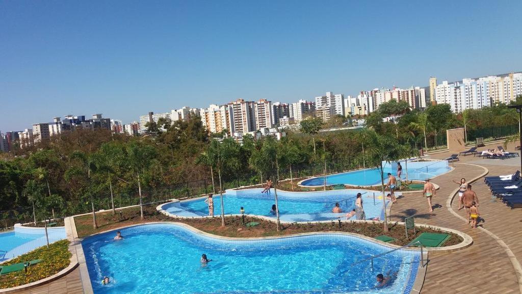 una gran piscina en una ciudad con edificios altos en Alta Vista Thermas Resort, en Caldas Novas