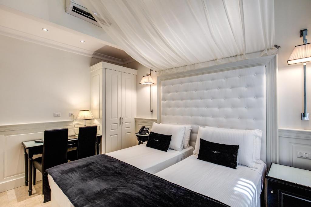 Postel nebo postele na pokoji v ubytování Hotel dei Quiriti Suite