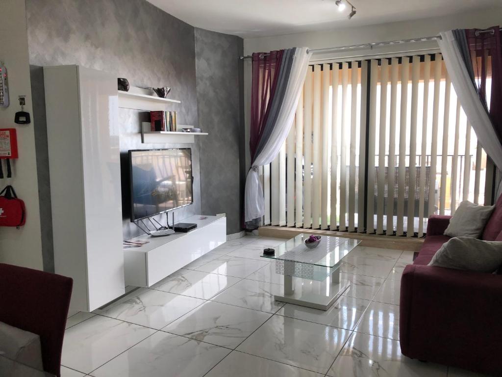 TV a/nebo společenská místnost v ubytování Marsascala Sea View Apartment & Penthouse
