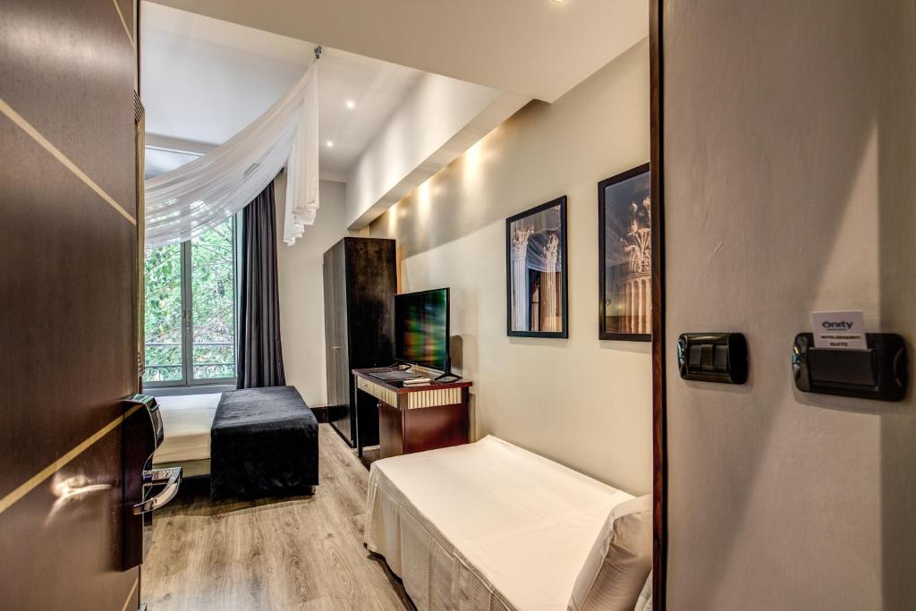 Postel nebo postele na pokoji v ubytování Hotel Giuggioli