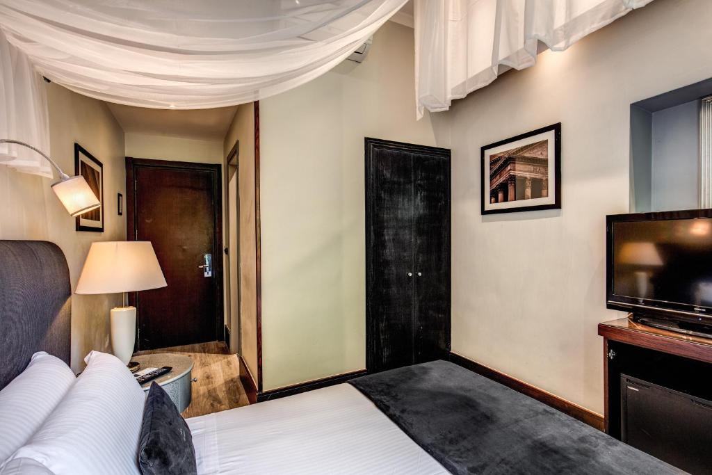 Postel nebo postele na pokoji v ubytování Hotel Giuggioli