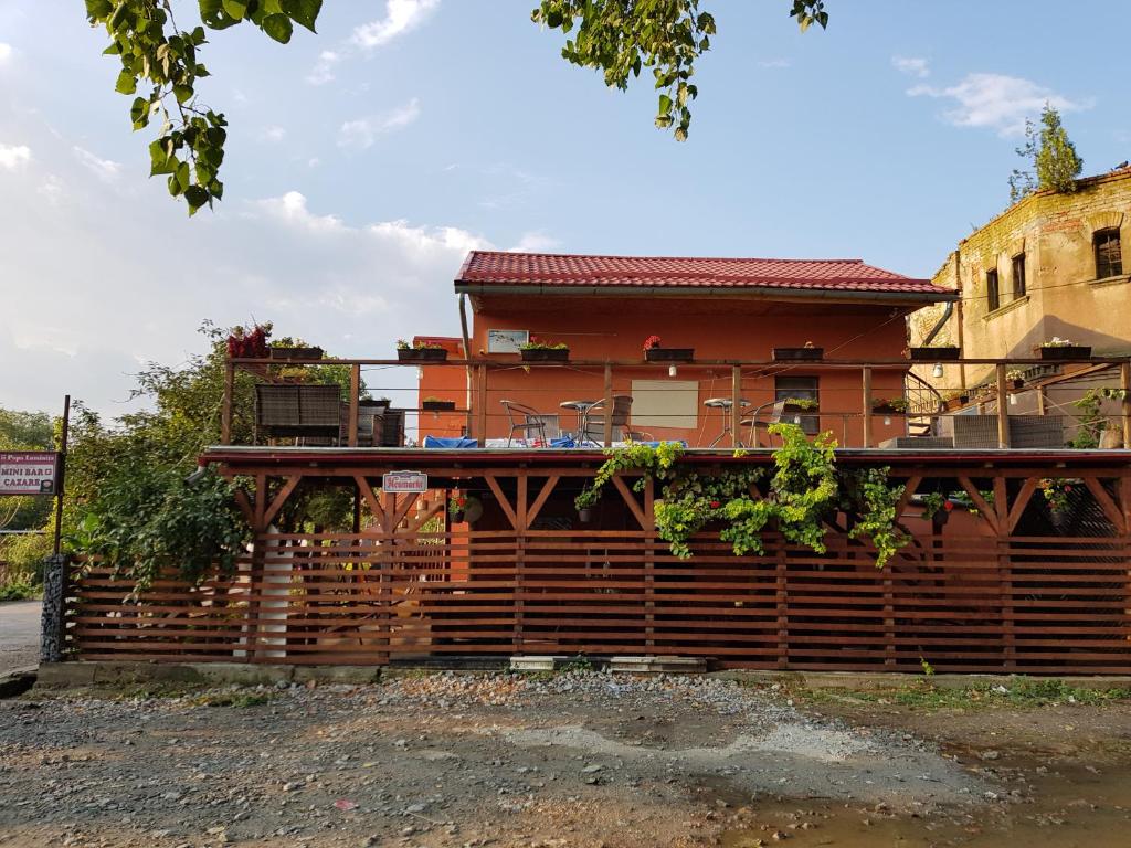 una casa con una recinzione di legno di fronte ad essa di Casa Pescărușul Vesel a Baziaş
