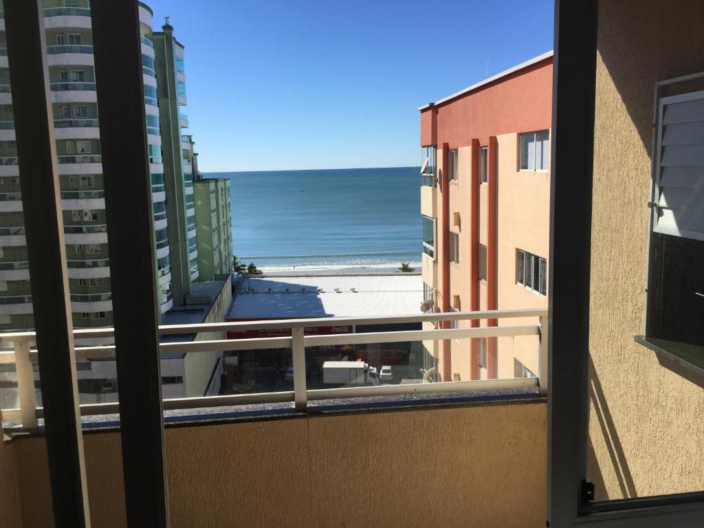 desde el balcón de un edificio con vistas a la playa en PraiaMar Apartamentos, en Itapema