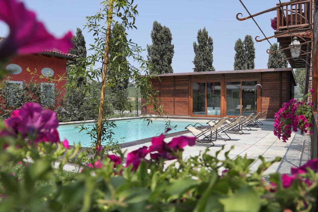 Bazén v ubytování Agriturismo Malabaila nebo v jeho okolí