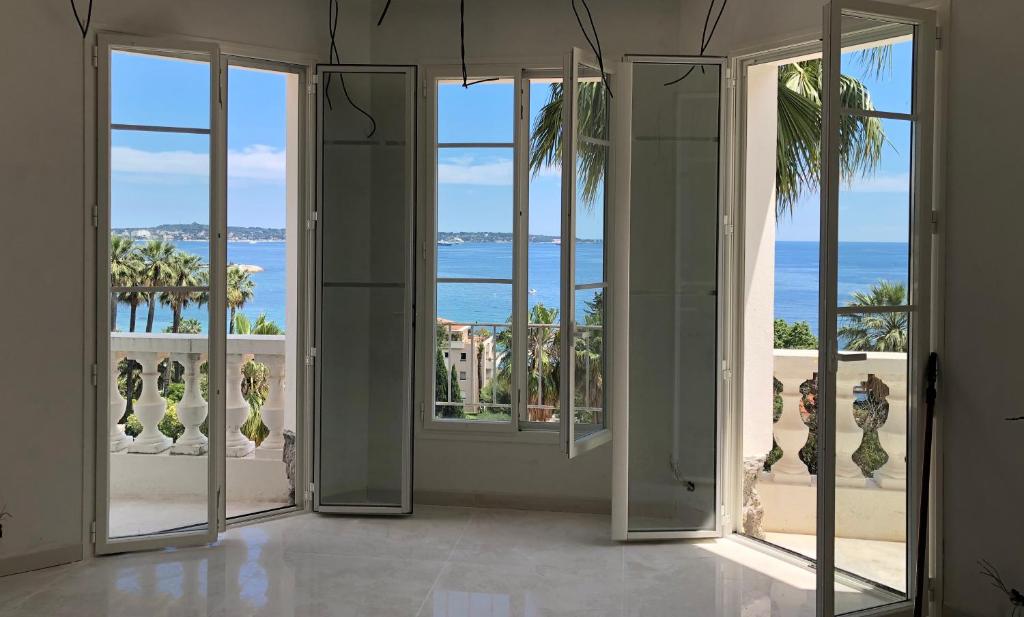 ヴァロリスにあるMagnifique Appartement Vue Merの海の景色を望むドア付きの客室です。
