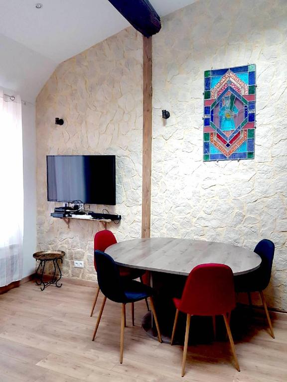 une salle à manger avec une table et des chaises et une télévision dans l'établissement Capitaine Pirrodi, à La Ciotat