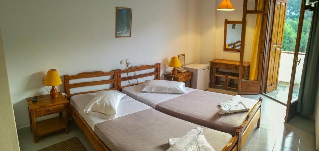 Letto o letti in una camera di Neos Omalos Hotel