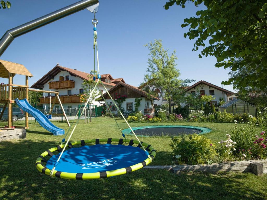 Bazén v ubytování Ferienhof "Schoppa-Haisl" nebo v jeho okolí