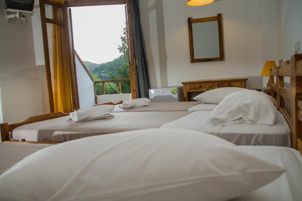 Letto o letti in una camera di Neos Omalos Hotel