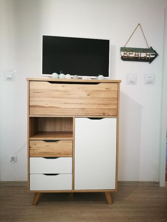 Televízia a/alebo spoločenská miestnosť v ubytovaní Dom nad Wigrami