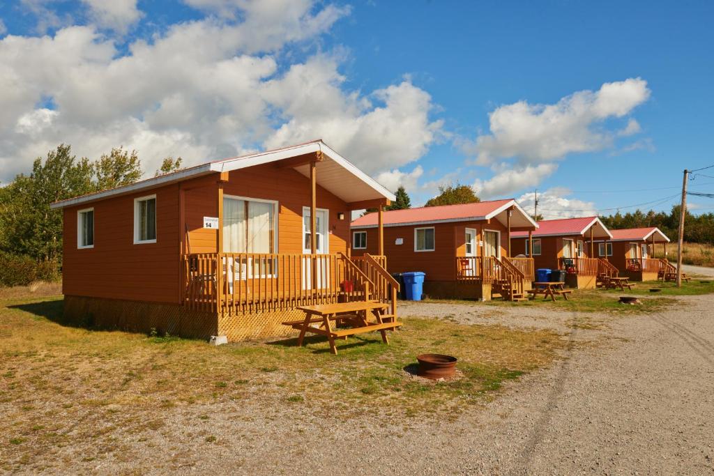 a row of mobile homes in a row at Chalets Shipek in Les Escoumins