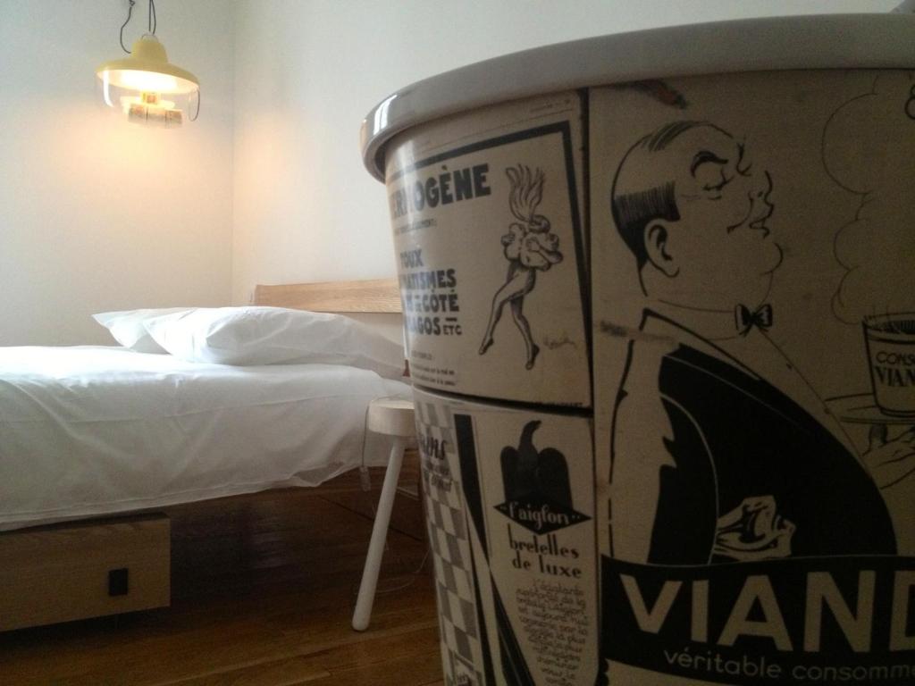 Postel nebo postele na pokoji v ubytování Hôtel de la Pinède