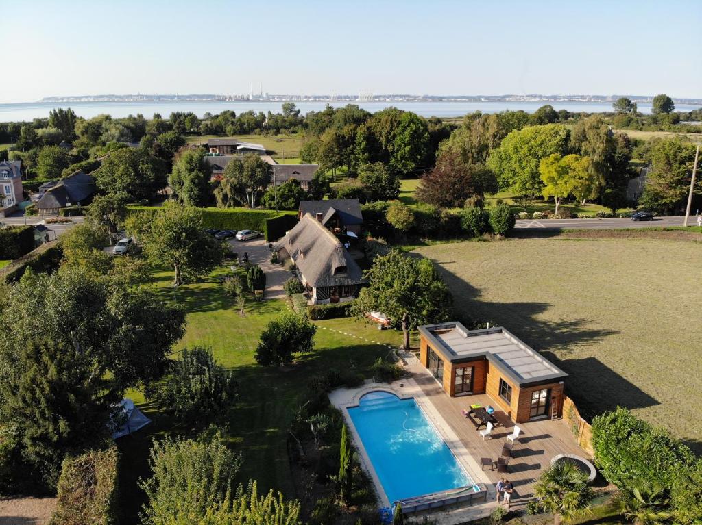 - une vue aérienne sur une maison avec une piscine dans l'établissement La Griotte & Spa&Piscine, à Pennedepie